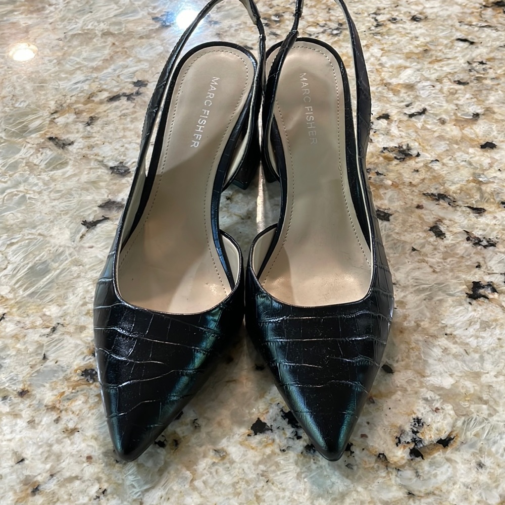 VGUC Marc Fisher size 8 black shoes.